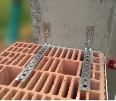 Prikaz pritrditve votlaka na beton s perforiranim trakom